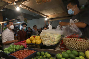 Mendag Tinjau Harga Bahan Pokok Pasar Senen 6.jpg