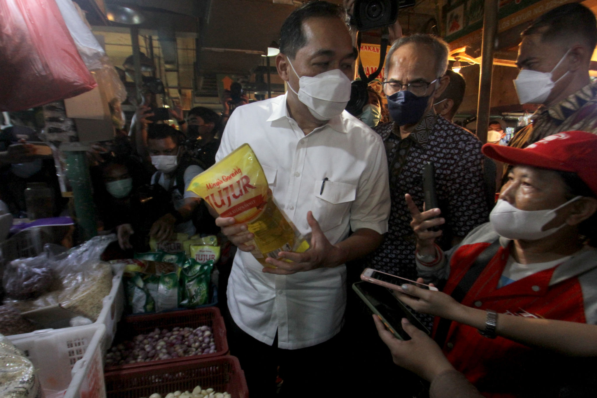 Menteri Perdagangan, Muhammad Lutfi meninjau ketersediaan stok bahan pokok di salah satu kios pedagang Pasar Senen, Jakarta, Kamis, 17 Maret 2022. Foto: Ismail Pohan/TrenAsia