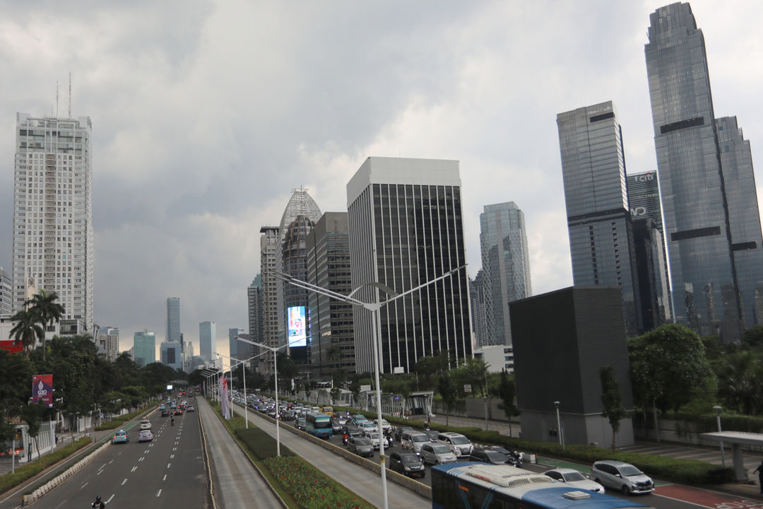 Suasana mobiltas warga menggunakan kendaraan bermotor di Jalan Jenderal Sudirman, Jakarta. Foto: Ismail Pohan/TrenAsia