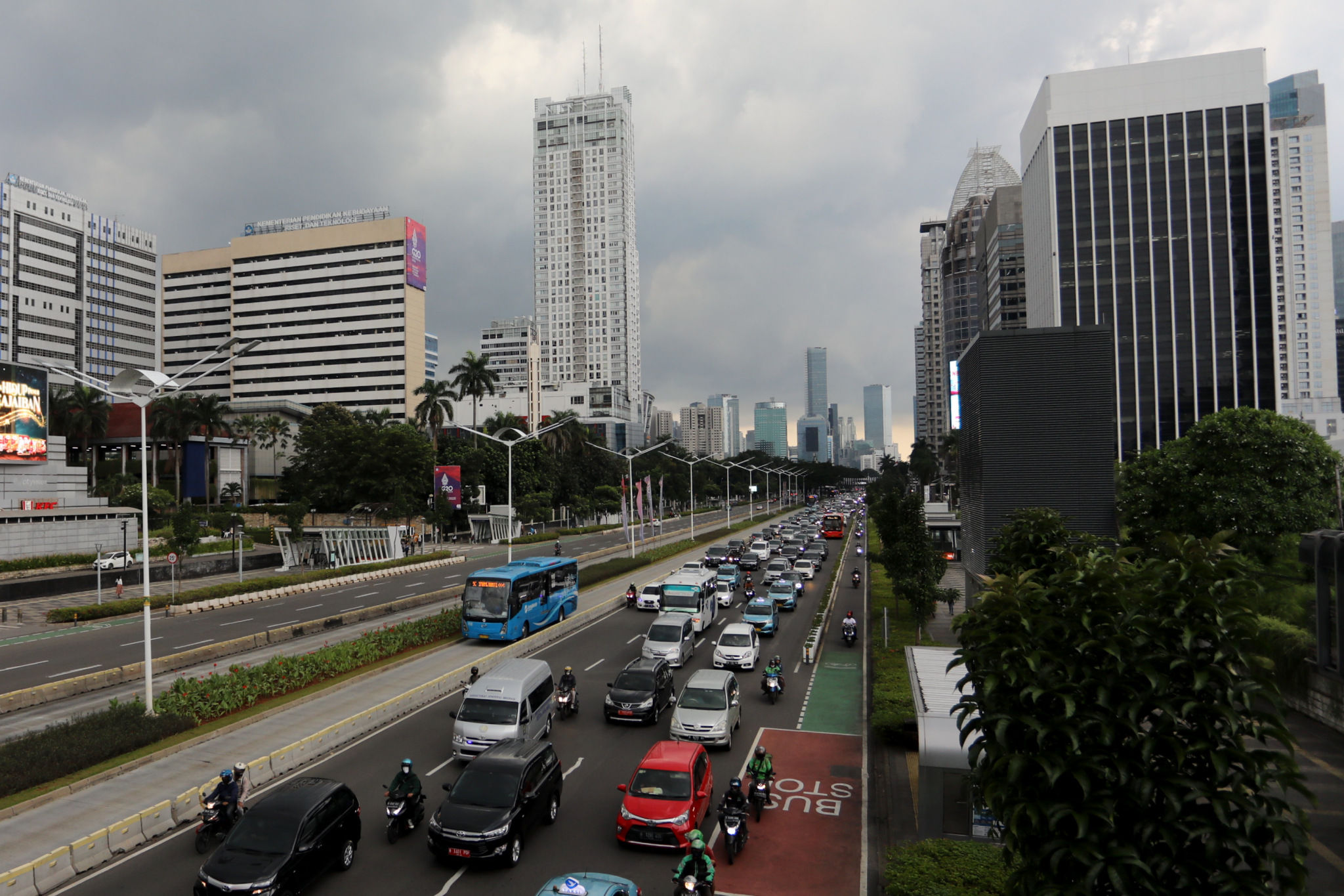 Suasana mobiltas warga menggunakan kendaraan bermotor di Jalan Jenderal Sudirman, Jakarta. Foto: Ismail Pohan/TrenAsia