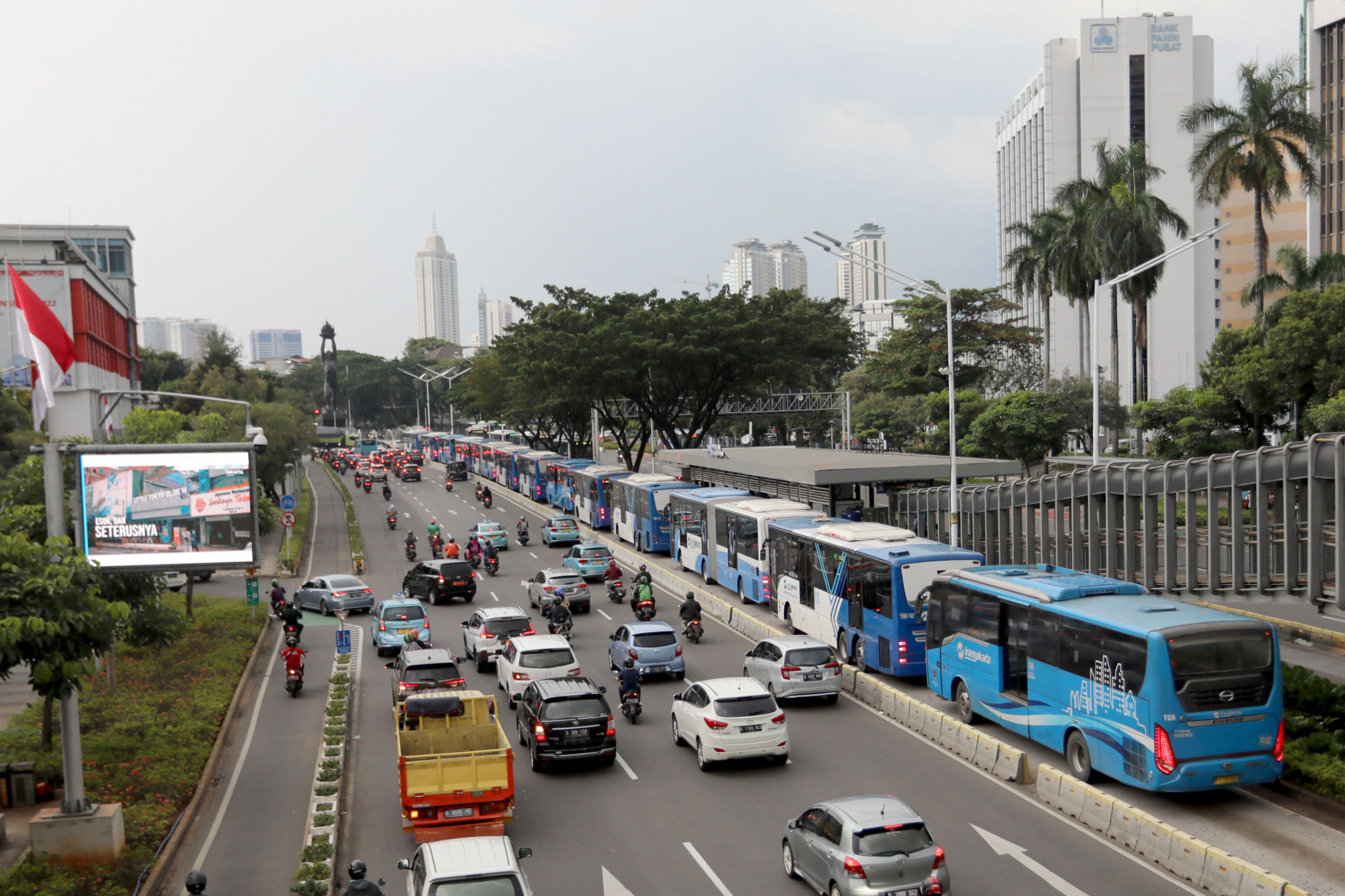 Suasana mobiltas warga menggunakan kendaraan bermotor di Jalan Jenderal Sudirman, Jakarta. Foto: Ismail Pohan/TrenAsia