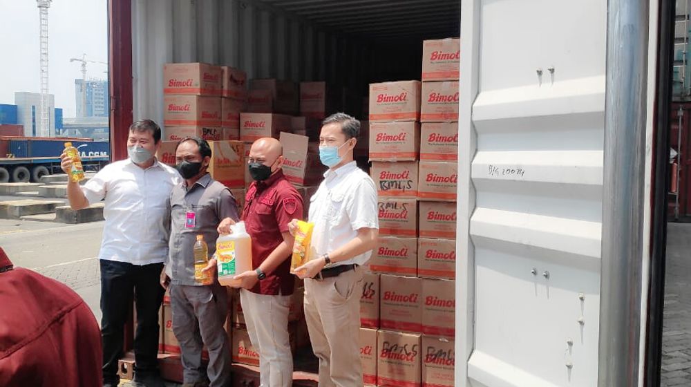 Tim penyelidik Kejati DKI pada Kamis (17/3/2022) menemukan kontainer  milik PT AMJ berisi ribuan karton minyak goreng kemasan yang hendak diekspor ke Hong Kong melalui Pelabuhan Tanjung Priok. Foto: Kejati DKI