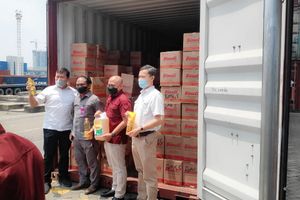 Tim penyelidik Kejati DKI pada Kamis (17/3/2022) menemukan kontainer  milik PT AMJ berisi ribuan karton minyak goreng kemasan yang hendak diekspor ke Hong Kong melalui Pelabuhan Tanjung Priok. Foto: Kejati DKI