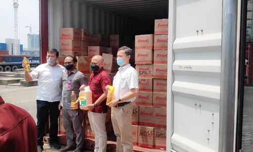 Tim penyelidik Kejati DKI pada Kamis (17/3/2022) menemukan kontainer  milik PT AMJ berisi ribuan karton minyak goreng kemasan yang hendak diekspor ke Hong Kong melalui Pelabuhan Tanjung Priok. Foto: Kejati DKI
