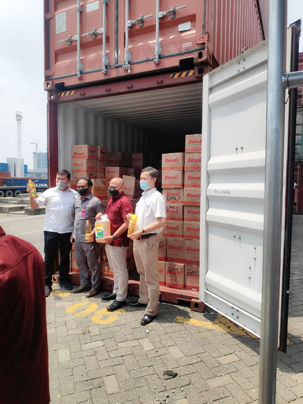 Tim penyelidik Kejati DKI pada Kamis (17/3/2022) menemukan kontainer  milik PT AMJ berisi ribuan karton minyak goreng kemasan yang hendak diekspor ke Hong Kong melalui Pelabuhan Tanjung Priok. Foto: Kejati DKI