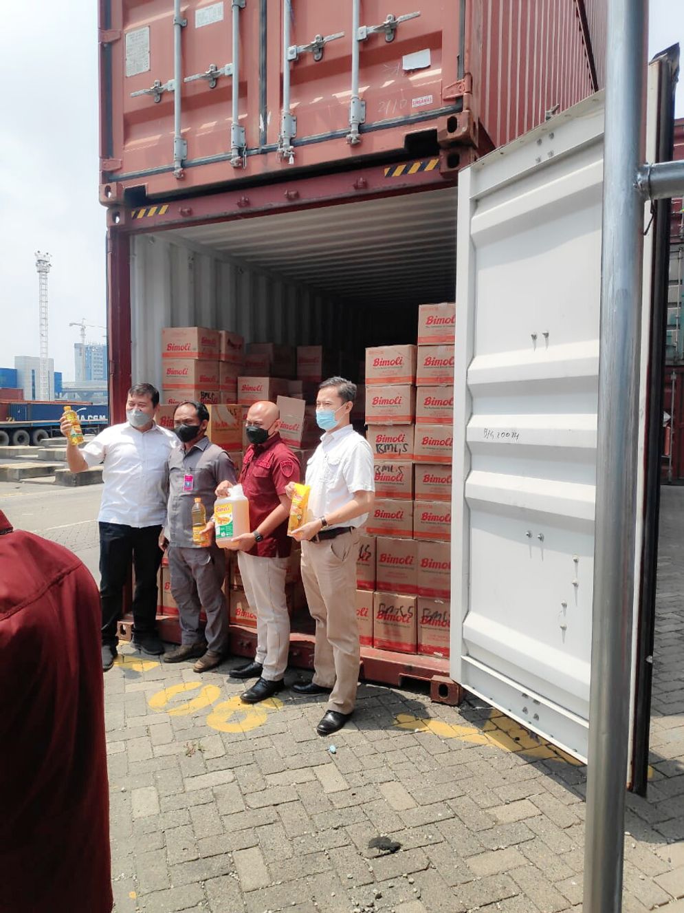 JAKARTA - Kedatangan Tim penyelidik Kejaksaan Tinggi (Kejati) DKI ke Jakarta International Container Terminal (JICT) I Pelabuhan Tanjung Priok, Kamis (17/3/2022) berhasil mengungkap adanya praktik jahat dengan menemukan satu kontainer milik PT AMJ yang diduga terlibat perkara mafia minyak goreng. Kontainer itu diserahkan tim Kejati DKI kepada Kantor Bea Cukai Tanjung Priok untuk diamankan.