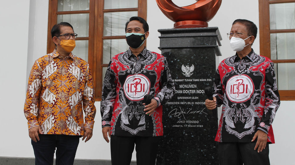 Monumen Pengabdian Dokter - Panji 1.jpg