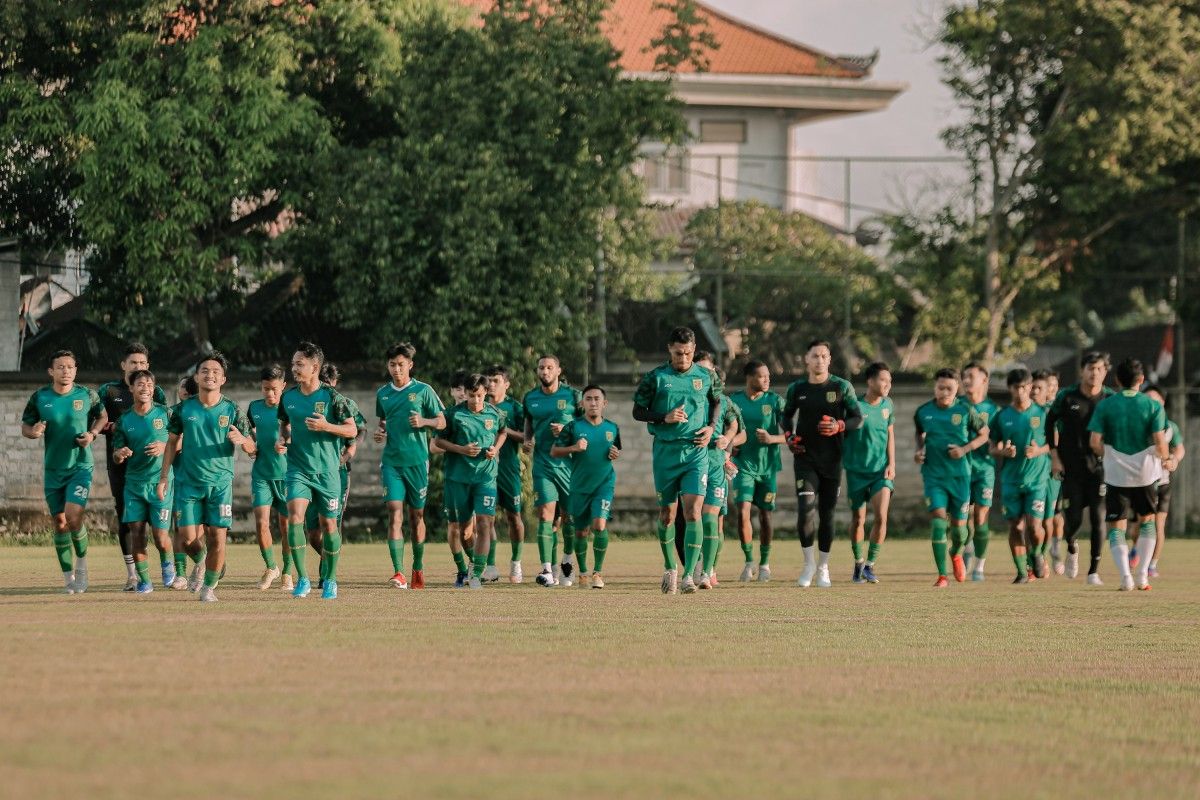 Skuat Persebaya Surabaya sedang berlatih untuk menghadapi Persib Bandung, Sabtu (19/3).