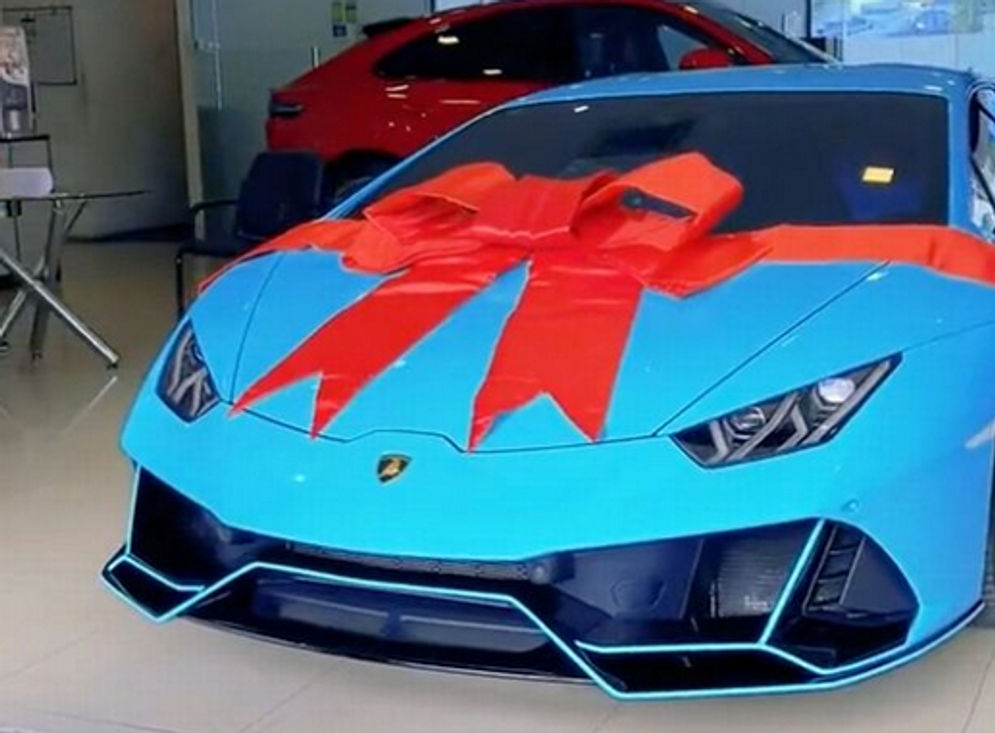 Screenshot 2022-03-18 at 13-52-00 0_Pregnant-woman-19-gives-£365k-Lamborghini-for-husband-as-a-reward.jpg (JPEG Image 615 × 1008 pixels) — Scaled (56%).png