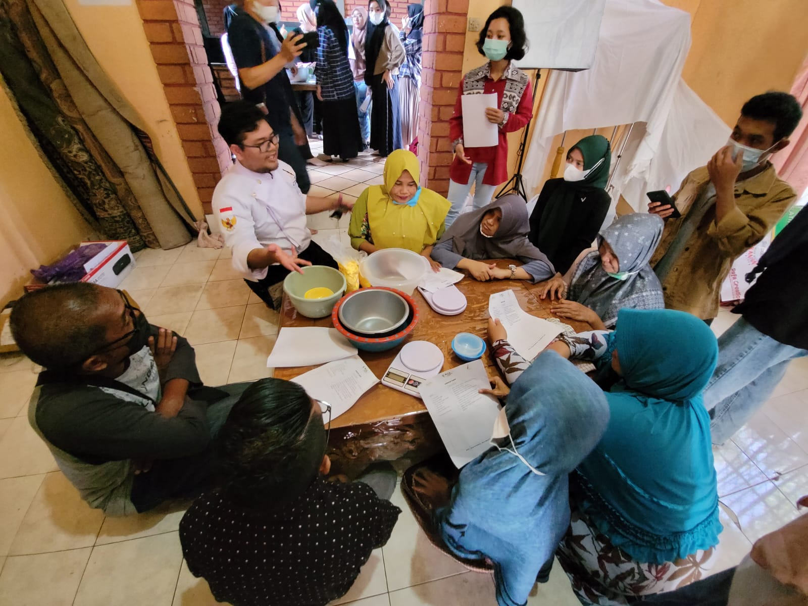 Proses pelatihan pembuatan kue kering Mbility Project.
