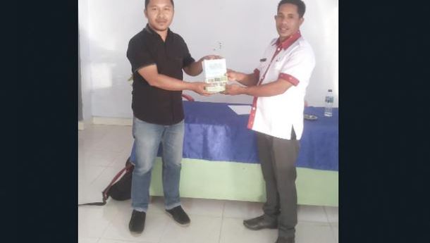 Dukung Program 'Desa Wisata' Bangka Jong, Erik San Sumbang Buku tentang Pertanian Hortikultura