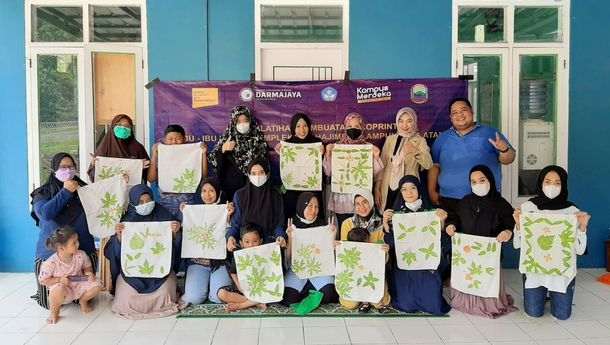 Kenalkan Kerajinan Handcraft Ecoprint, Tiga Dosen IIB Darmajaya Beri Pelatihan