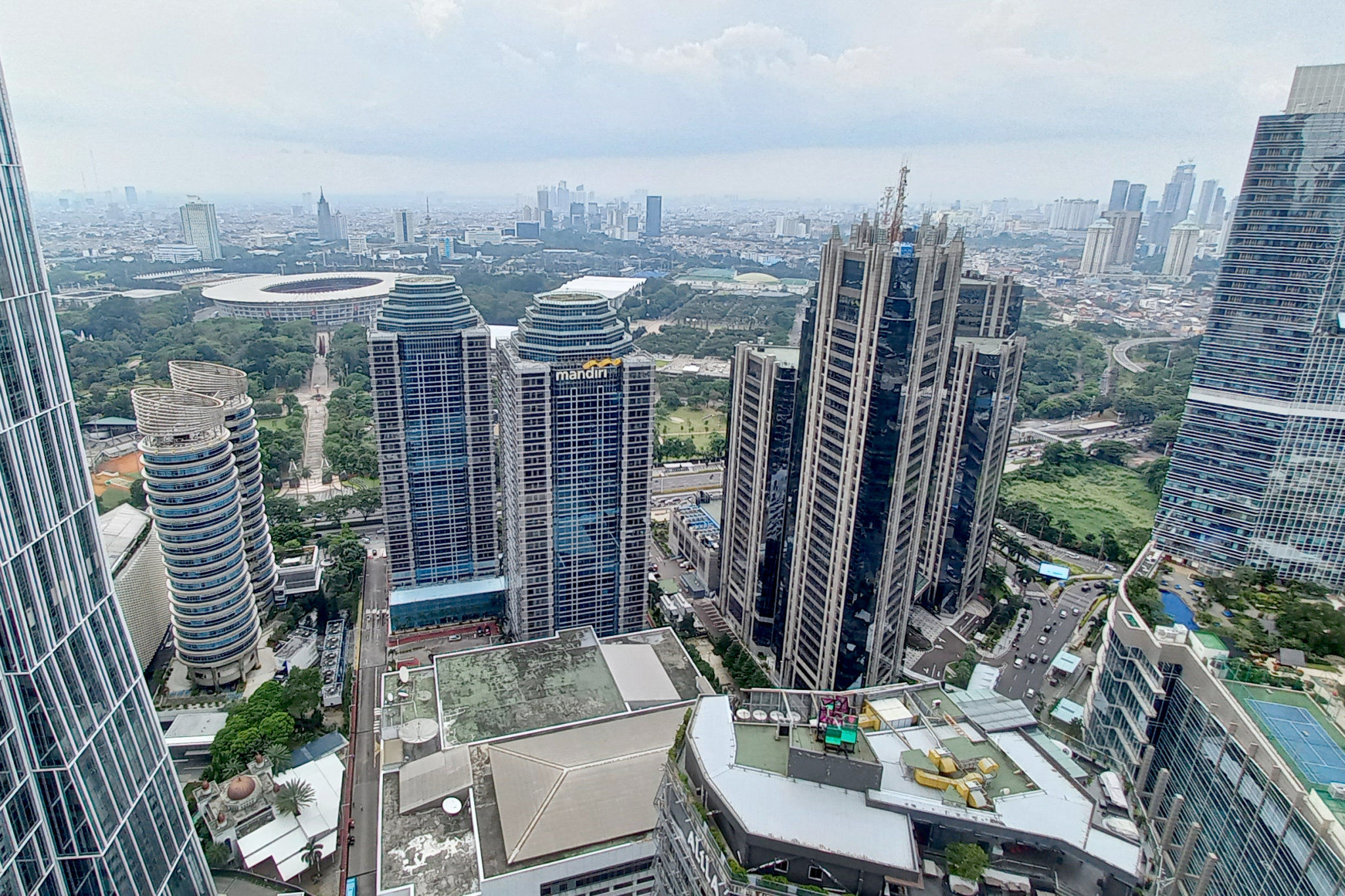 Suasana gedung dan perkantoran diambil dari kawasan SCBD Jakarta, Senin, 21 Maret 2022. Foto: Ismail Pohan/TrenAsia