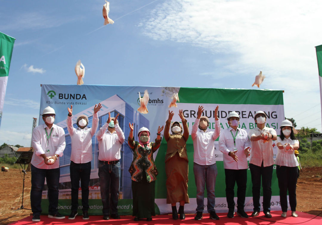 Komisaris Utama PT. Bundamedik Tbk (BMHS)  Dr. Ivan Sini, SpOG - Istri PLT Walikota Bekasi Wiwiek Hargono bersama Managing Director BMHS Nurhadi Yudiyantho, S.E., Ak beserta jajaran direksi  saat prosesi peletakan batu pertama atau groundbreaking RSU Bunda Vida Bekasi pada Senin 21 Maret 2022. Foto : Panji Asmoro/TrenAsia