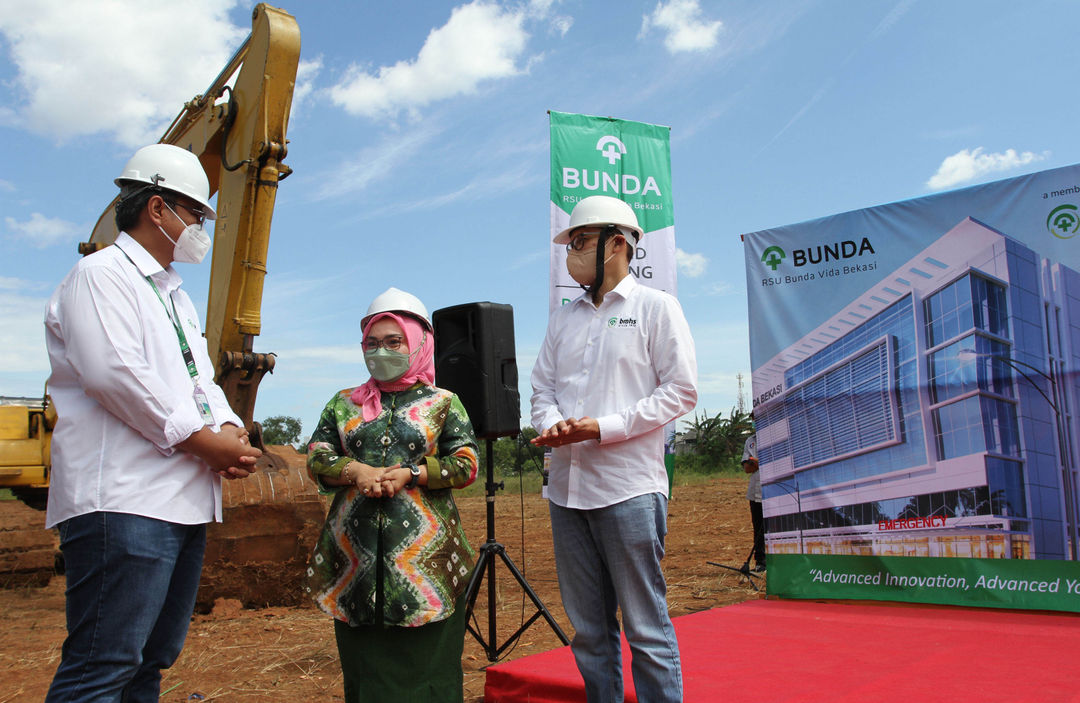 (ka-ki) Komisaris Utama PT. Bundamedik Tbk (BMHS)  Dr. Ivan Sini, SpOG - Istri PLT Walikota Bekasi Wiwiek Hargono bersama Managing Director BMHS Nurhadi Yudiyantho, S.E., Ak berbincang  saat prosesi peletakan batu pertama atau groundbreaking RSU Bunda Vida Bekasi pada Senin 21 Maret 2022. Foto : Panji Asmoro/TrenAsia