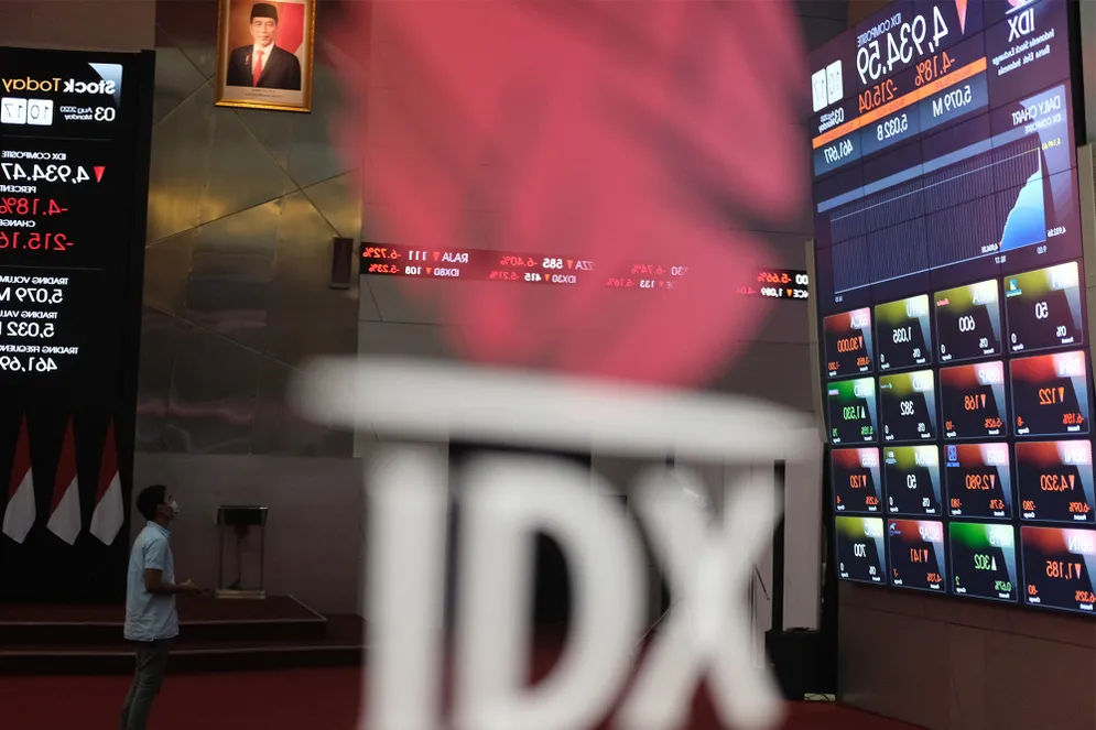 Awak media mengamati monitor pergerakan Indeks Harga Saham Gabungan (IHSG) di gedung Bursa Efek Indonesia (BEI), Jakarta, Senin, 3 Agustus 2020