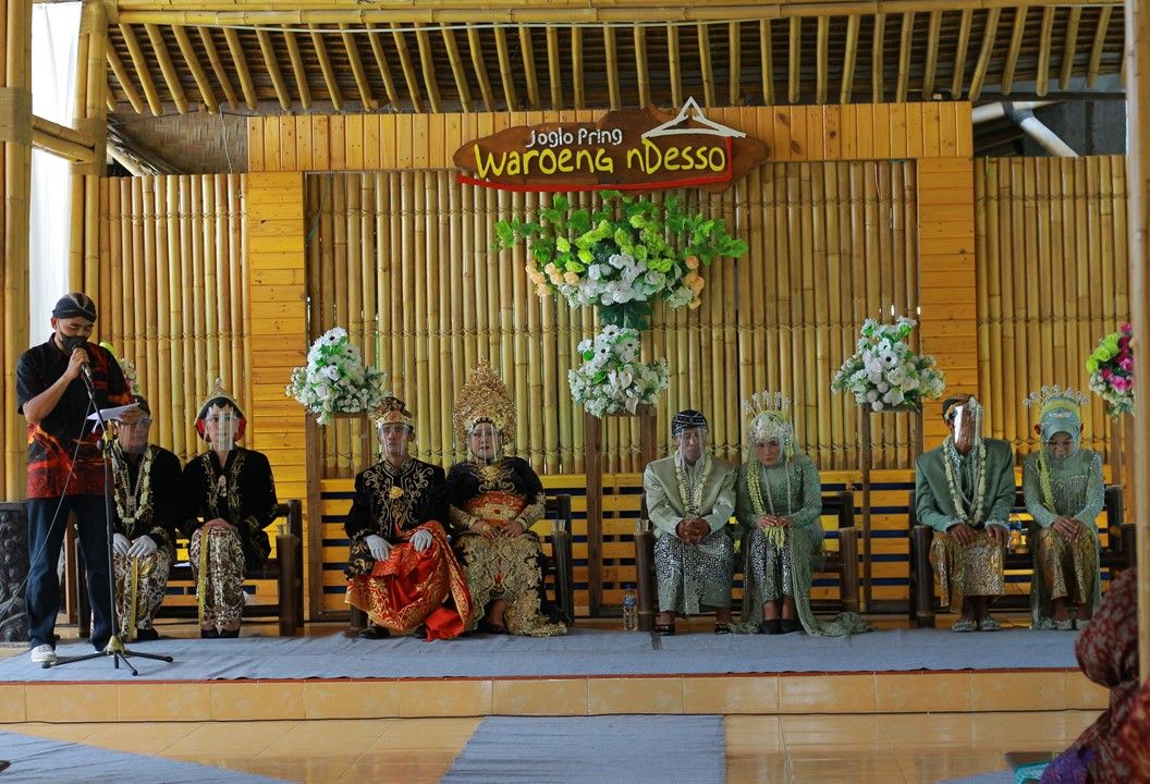 Nikah Bareng Nusantara (Wedding Destination Wisata Prokes Seri 1)  digelar di Joglo Pring Waroeng nDesso, Bantul pada 22 Maret 2022.