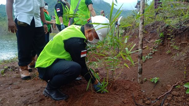 Peringati Hari Air Sedunia, Bupati Robi Idong dan GMNI Sikka Tanam Bambu di Sekitar Waduk Napun Gete