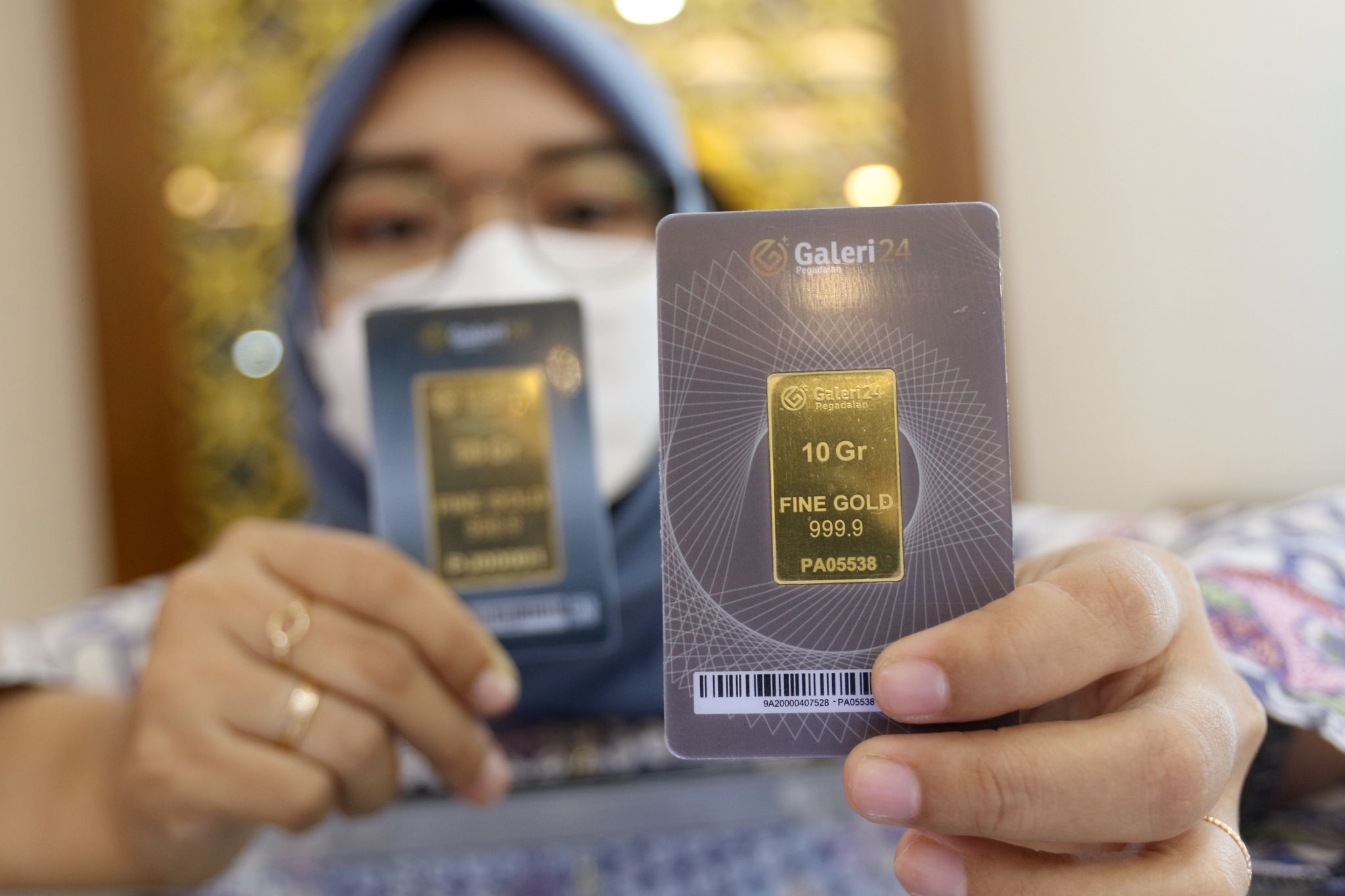 Karyawan menunjukkan emas batangan di Galeri 24 Pegadaian, Jakarta, Rabu, 23 Maret 2022. Foto: Ismail Pohan/TrenAsia