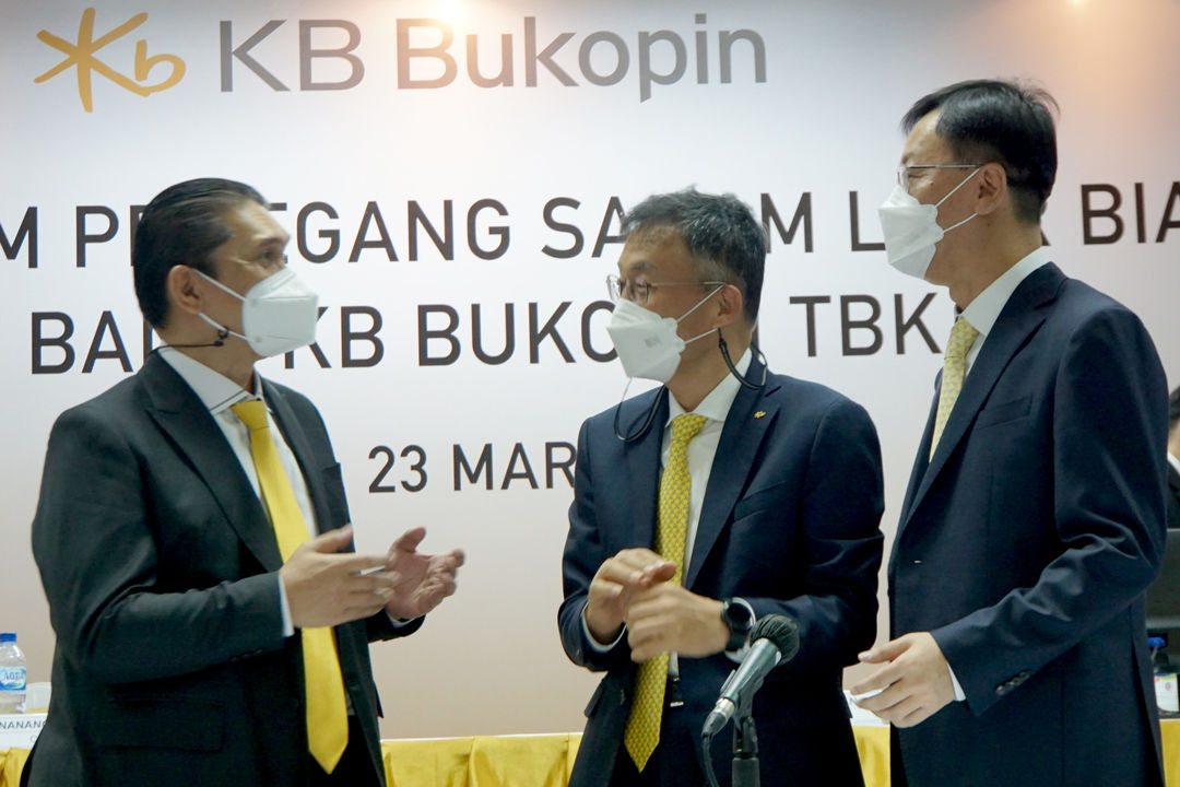 Komisaris Utama Bank KB Bukopin Jerry Marmen, President Director Bank KB Bukopin Chang Su Choi, dan Direktur Bank KB Bukopin Jin Bum Kim (dari kiri) berbincang usai Rapat Umum Pemegang Saham Luar Biasa (RUPSLB) PT Bank KB Bukopin Tbk. (BBKP) di Jakarta, Rabu, 23 Maret 2022. Foto: Ismail Pohan/TrenAsia