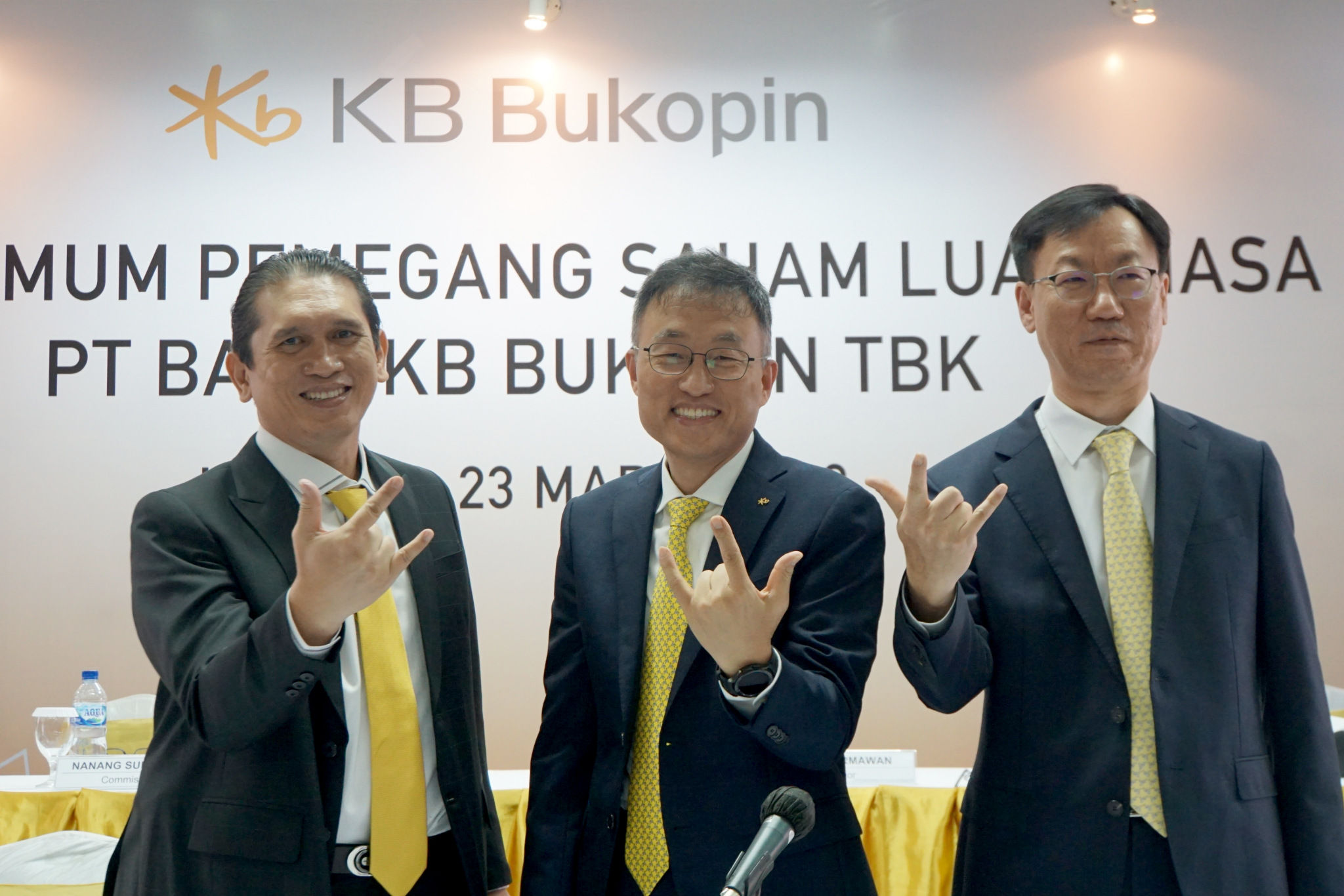 Komisaris Utama Bank KB Bukopin Jerry Marmen, President Director Bank KB Bukopin Chang Su Choi, dan Direktur Bank KB Bukopin Jin Bum Kim (dari kiri) berbincang usai Rapat Umum Pemegang Saham Luar Biasa (RUPSLB) PT Bank KB Bukopin Tbk. (BBKP) di Jakarta, Rabu, 23 Maret 2022. Foto: Ismail Pohan/TrenAsia