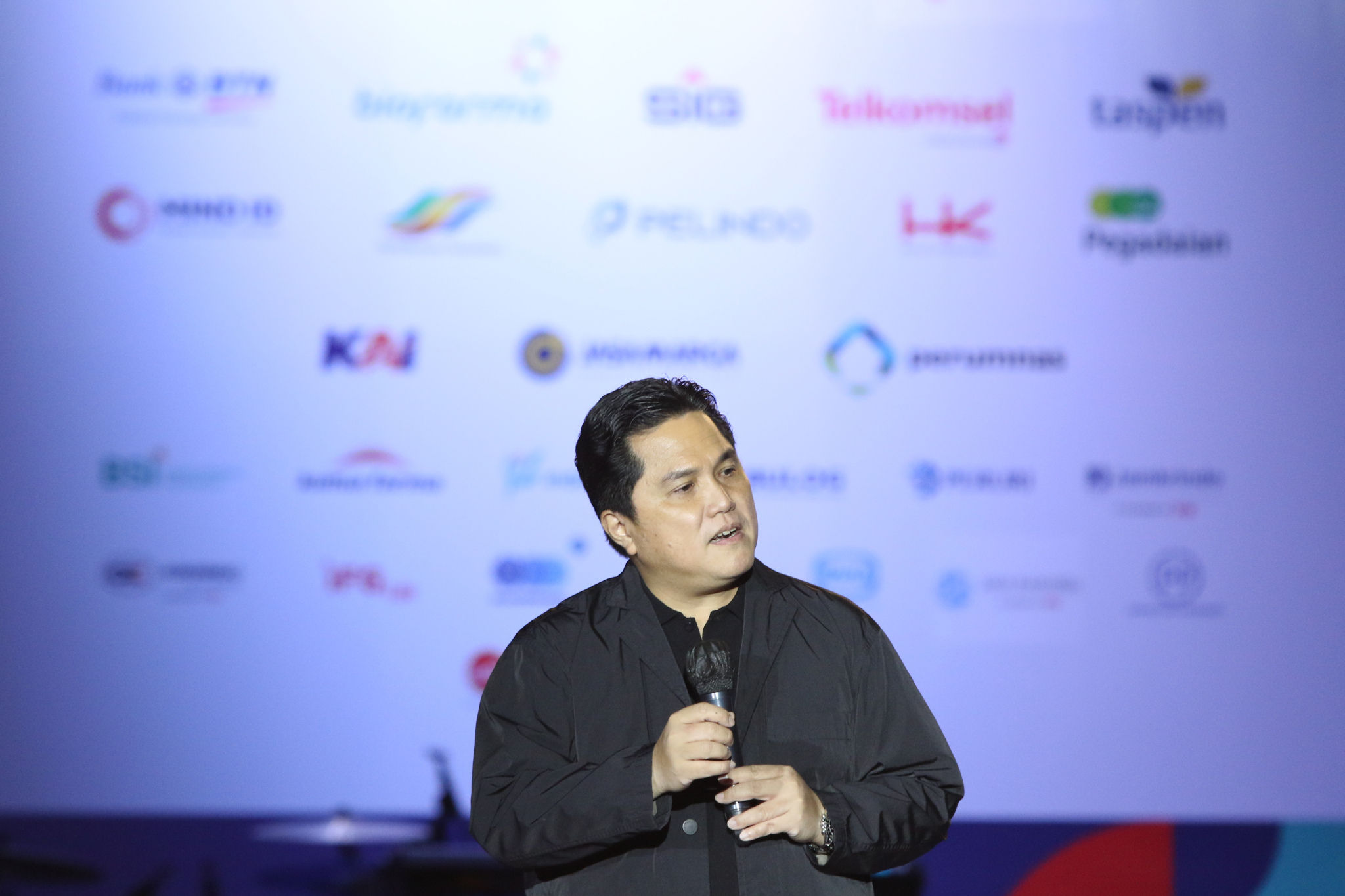 Menteri BUMN Erick Thohir memberikan sambutan pada ajang BUMN Corporate Communications and Sustainability Summit (BCOMSS) di Istora Senayan, Jakarta, Rabu, 23 Maret 2022. Foto: Ismail Pohan/TrenAsia