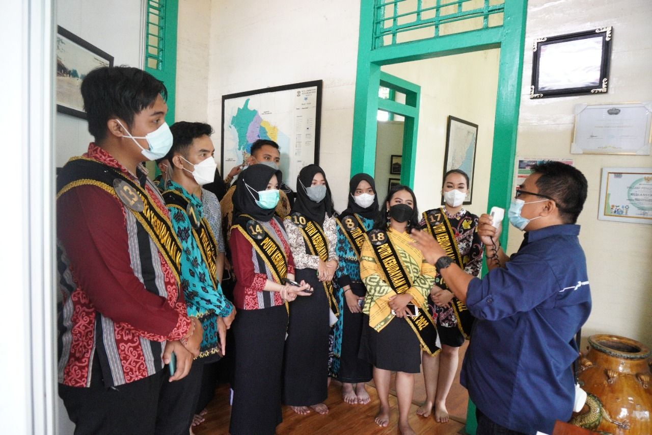 Finalis Putra Putri Kebudayaan Balikpapan Kunjungi Rumah Dahor