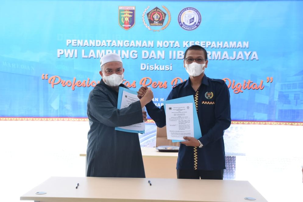 Penandatanganan nota kesepahaman dengan Institut Informatika dan Bisnis (IIB) Darmajaya bersama PWI Lampung dalam peningkatan Sumber Daya Manusia (SDM) Wartawan.