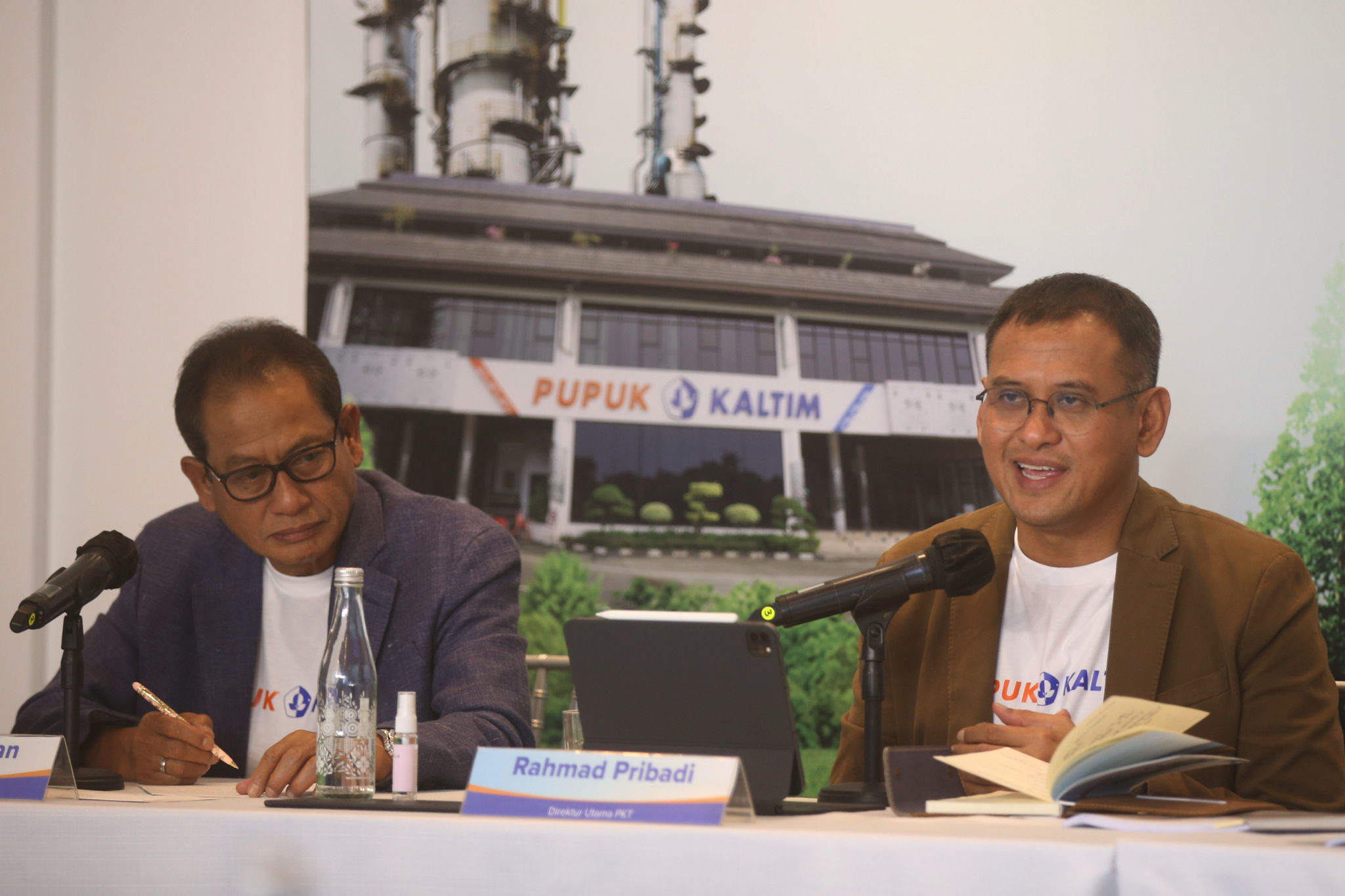 Direktur Keuangan dan Umum PKT Qomaruzzaman (kiri) Direktur Utama PKT Rahmad Pribadi (kanan) memberikan pemaparan pada kegiatan Konferensi Pers "Kinerja PKT di tahun 2021, Serta Prediksi Tren Industri Petrokimia di 2022" di Jakarta, Kamis, 24 Maret 2022. Foto: Ismail Pohan/TrenAsia