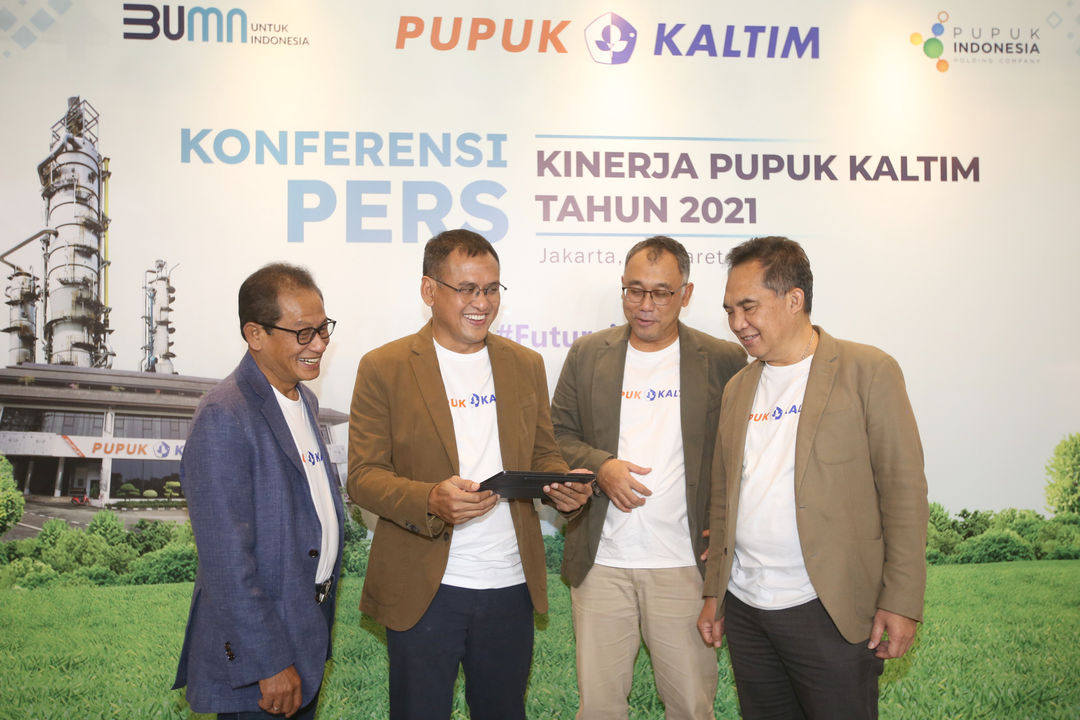 Direktur Keuangan dan Umum PKT Qomaruzzaman, Direktur Utama PKT Rahmad Pribadi, Direktur Operasi dan Produksi PKT Hanggara Patrianta, Senior Executive Vice President Business Support PKT Meizar Effendi (dari kiri) berbincang usai kegiatan Konferensi Pers "Kinerja PKT di tahun 2021, Serta Prediksi Tren Industri Petrokimia di 2022" di Jakarta, Kamis, 24 Maret 2022. Foto: Ismail Pohan/TrenAsia