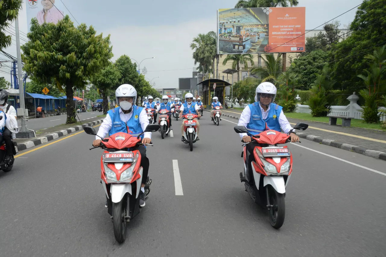 Menteri ESDM Arifin Tasrif pimpin konvoi motor hasil konversi BBM ke listrik bersama Direktur Utama PT Perusahaan Listrik Negara (Persero) Arifin Tasrif di Yogyakarta.