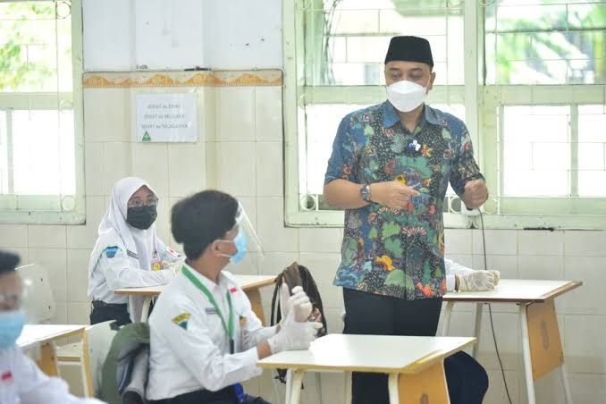 Pertemuan Tatap Muka (PTM) Terbatas di Surabaya yang menerapkan protokol kesehatan ketat.