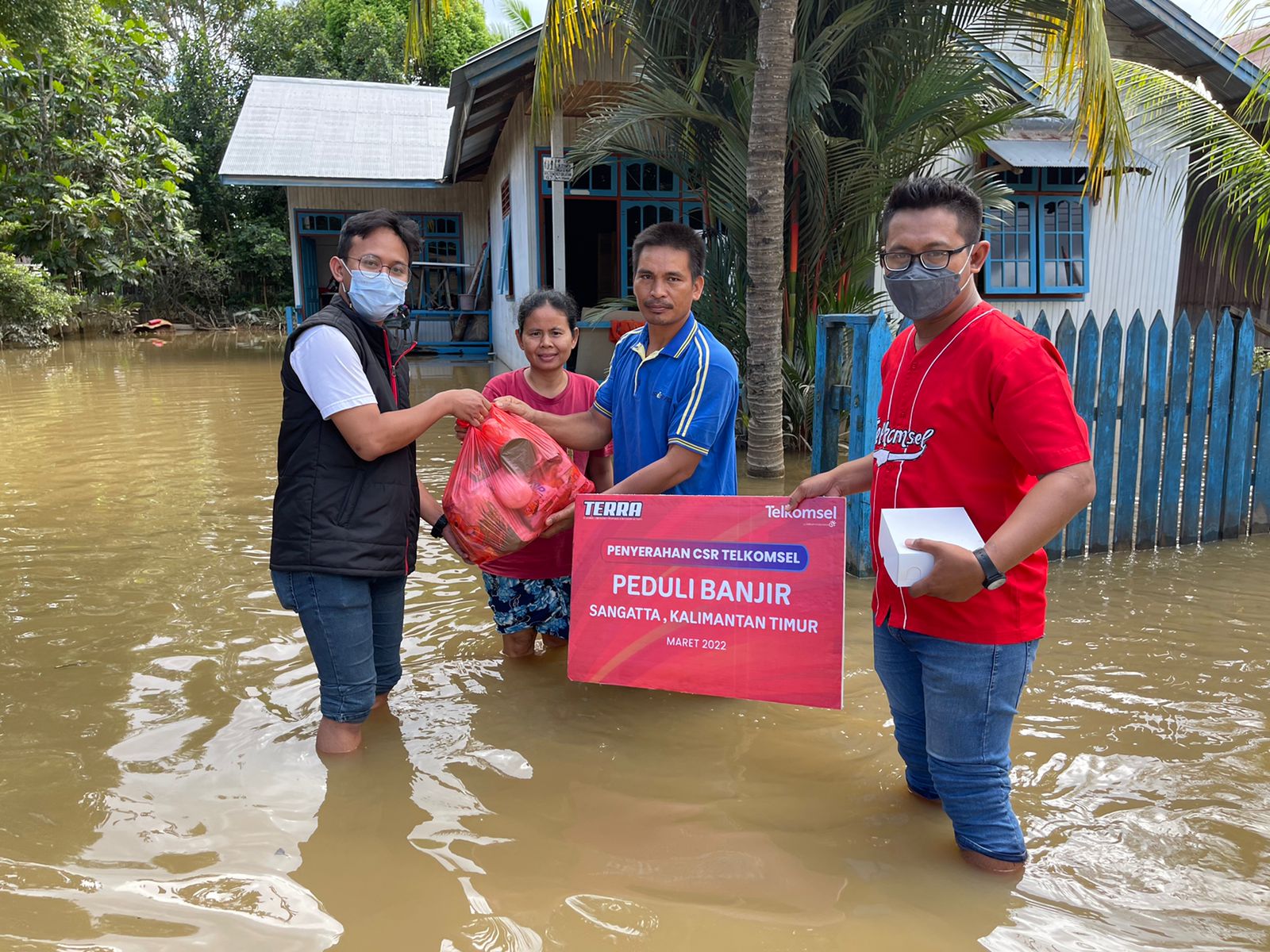 Telkomsel Salurkan Bantuan bagi Warga Terdampak Banjir di Sangatta Kutai Timur Kalimantan Timur