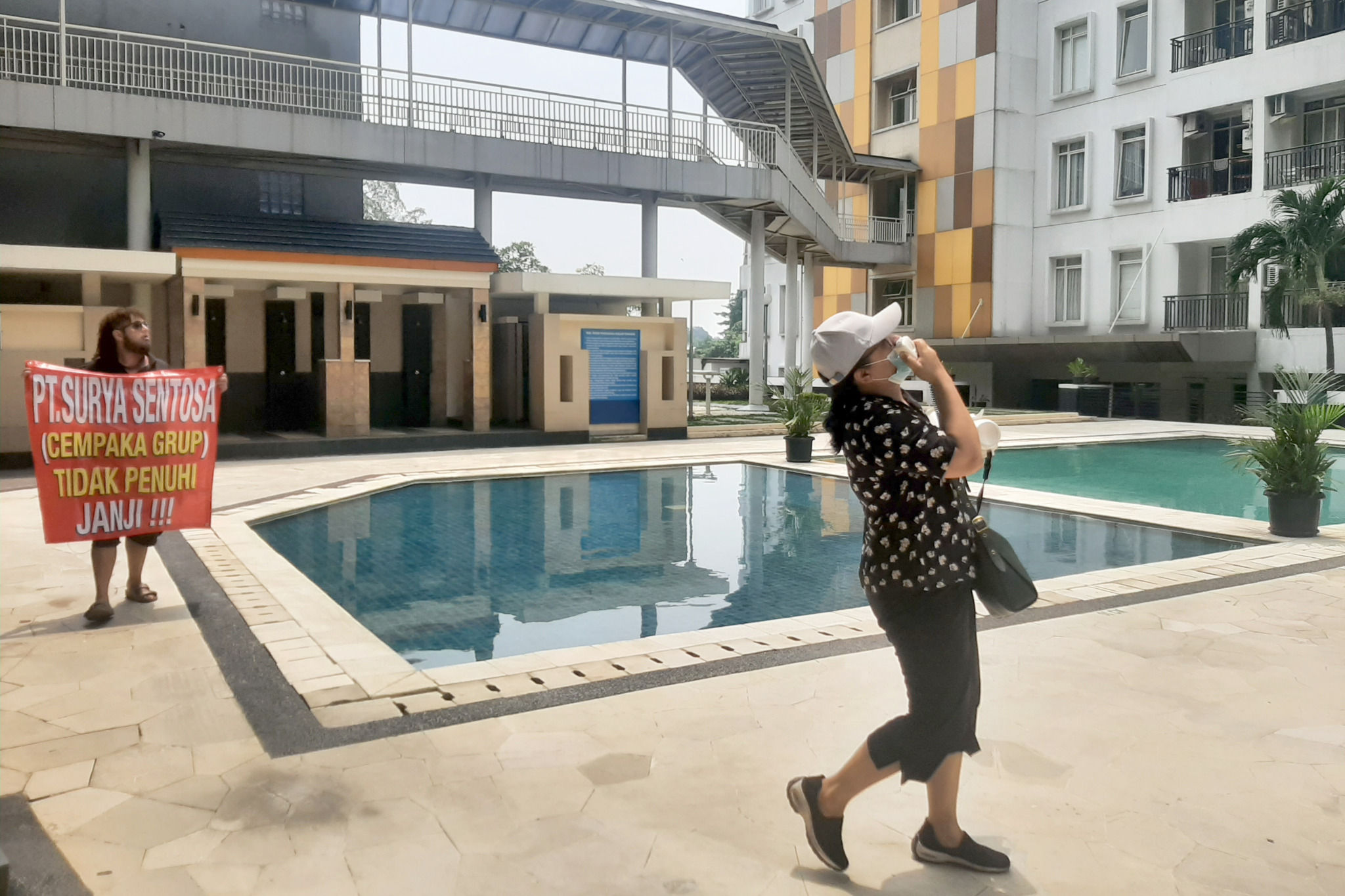 Warga pembeli apartemen melakukan aksi damai dengan membawa spanduk tuntutan di depan Apartemen Gardenia Boelevard, kawasan Warung Jati Barat, Jakarta Selatan, Jum'at, 25 Maret 2022. Foto: Ismail Pohan/TrenAsia