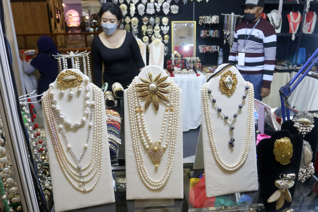 Pengunjung mengamati produk yang ditawarkan pada pameran International Handicraft Trade Fair (INACRAFT) di Jakarta Convention Center (JCC), Senayan, Jakarta, Jum'at, 25 Maret 2022. Foto: Ismail Pohan/TrenAsia