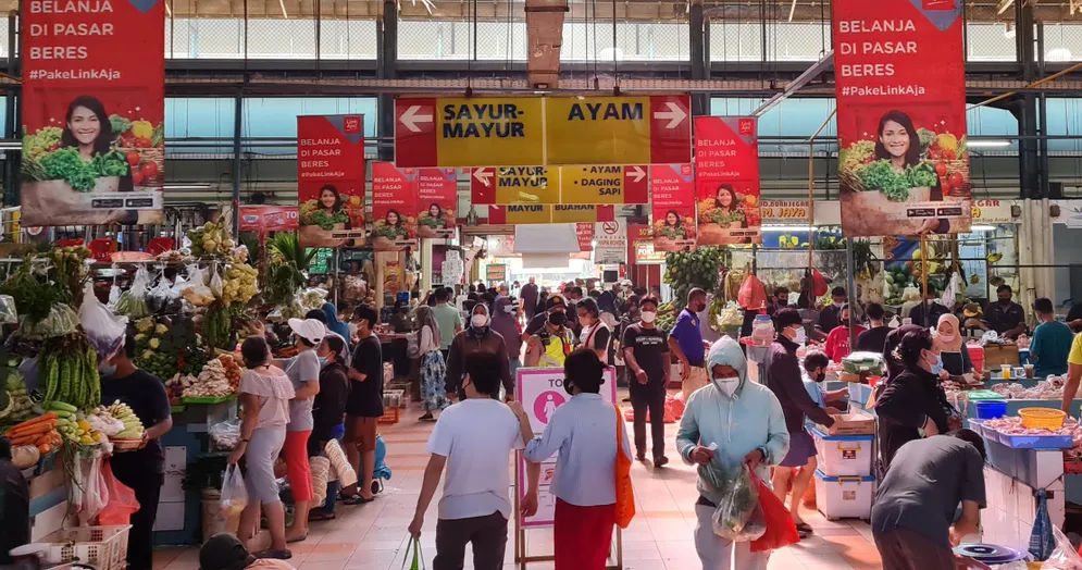 Nampak sejumlah pengunjung tengah berbelanja kebutuhan pokok makanan di pasar modern kawasan BSD Tangerang Selatan