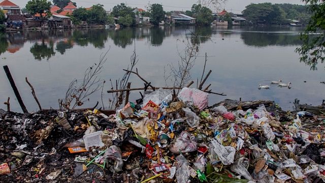 PASANG PENYARING SAMPAH SUNGAI DI LIMA TITIK - Halojatim.com