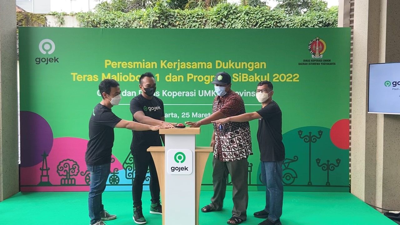 VP Strategic Regional Gojek Central West Java Anandita Danaatmadja (kedua kiri) bersama Kepala Bidang Layanan Bidang Kewirausahaan Dinas Koperasi UMKM DI Yogyakarta, Wisnu Hermawan (kedua kanan), Distric Head Gojek Yogyakarta Muh. Farid Isnawan (kiri) dan Regional Public Policy & Government Relations Gojek Saiful Bakhtiar (kanan) saat menekan tombol sebagai simbolis Kolaborasi Teras Malioboro dan Perpanjangan Kerjasama SiBakul tahun 2022, di Teras Malioboro 1 (25/3/2022).