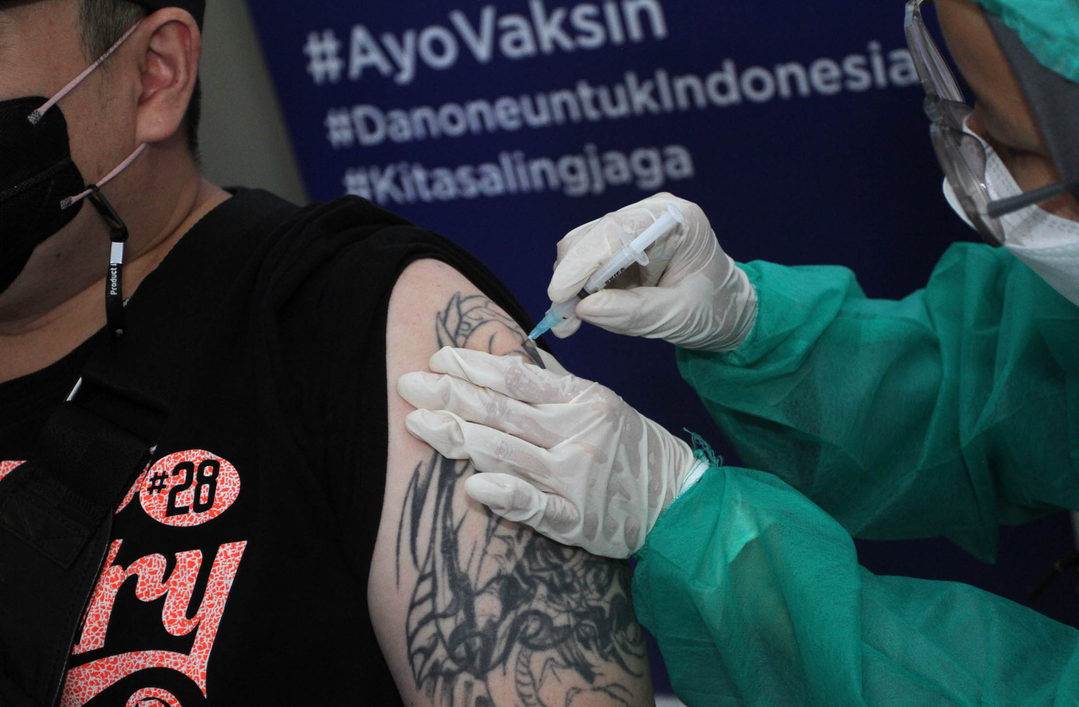 Petugas medis menyuntikan vaksin booster dengan jenis vaksin Moderna kepada peserta vaksin lansia di Sentra Vaksin Generasi Maju, Jakarta Utara 27 Maret 2022. Kegiatan vaksinasi ini merupakan kolaborasi Danone Indonesia dengan PT Indomarco Prismatama. Foto : Panji Asmoro/TrenAsia