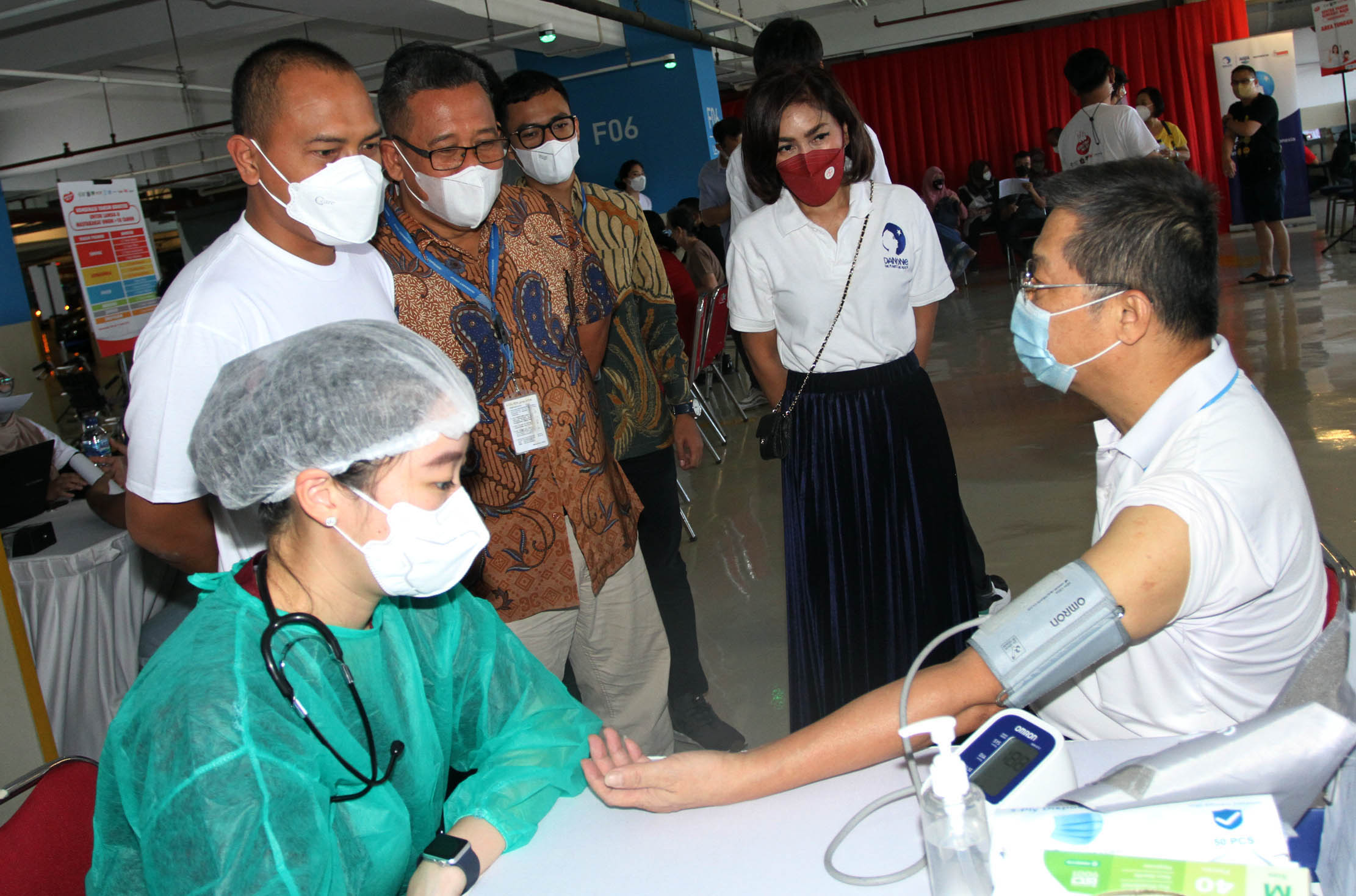 Government & External Scientific Affairs Lead Danone Indonesia dr. Sarah Angelique MS - CSR Manager Indomaret Untung Tri Haryono, dan perwakilan Walikota Dwi Panji Forkiantoro meninjau kegiatan Sentra Vaksinasi Generasi Maju Khusus Vaksin Booster yang diselenggarakan oleh Danone Indonesia bersama PT Indomarco Prismatama (Indomaret) di Jakarta Utara, Minggu 27 Maret 2022. Foto : Panji Asmoro/TrenAsia