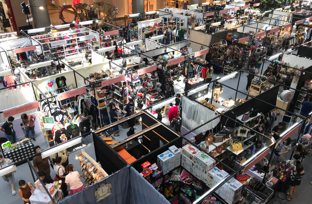 Suasana pengunjung yang berbelanja dalam acara Irresistible Bazaar 2022 yang berlangsung di PIK Avenue , Minggu 27 Maret 2022. Foto : Panji Asmoro/TrenAsia