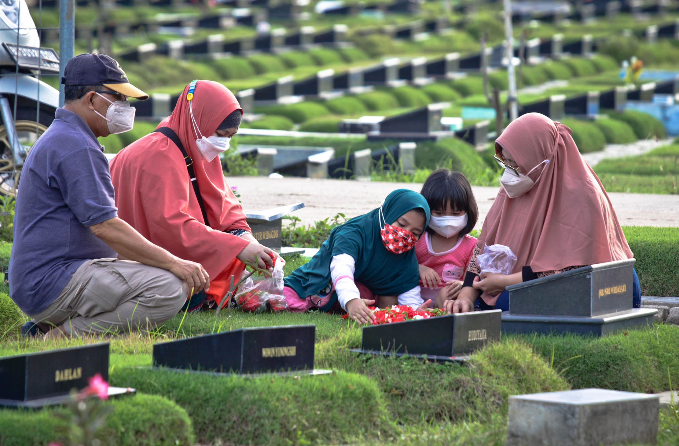 Nampak sejumlah warga peziarah berdoa di makam keluarga dan kerabatnya saat ziarah kubur menjelang bulan ramadhan di TPU Selapajang, Kota Tangerang, Senin 28 Maret 2022.  Foto : Panji Asmoro/TrenAsia