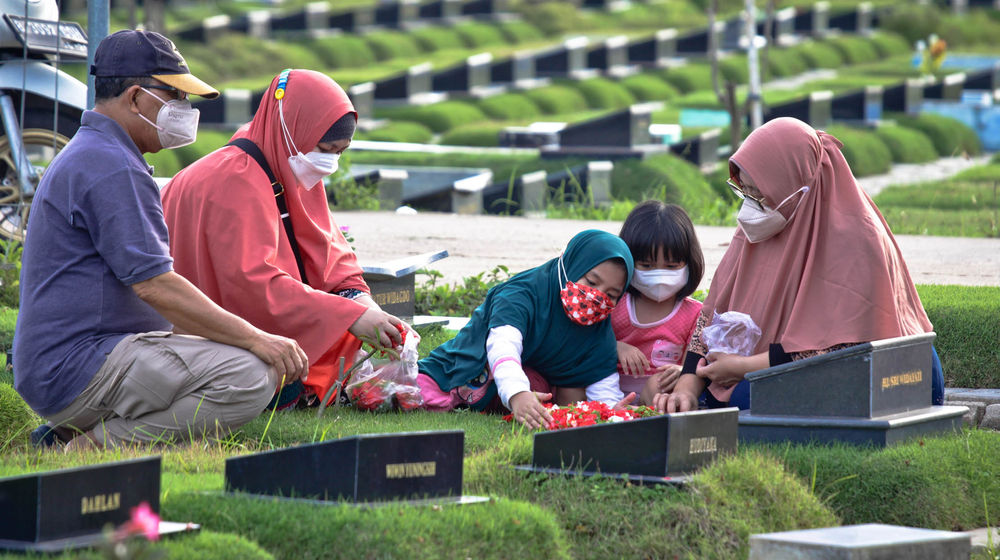 Ziarah Kubur Jelang Ramadhan - Panji 6.jpg