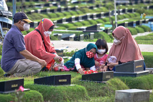 Ziarah Kubur Jelang Ramadhan - Panji 6.jpg