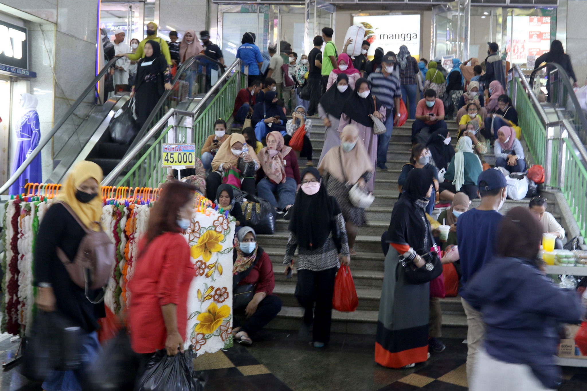 Suasana pengunjung memadati Pasar Tanah Abang, Jakarta, Selasa, 29 Maret 2022. Foto: Ismail Pohan/TrenAsia