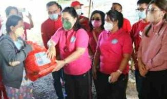 Ketua PT PKK Sulut, Rta Tamuntuan memberikan bantuan sosial kepada petugas kebersihan di Kota Manado.(Foto:Istimewa)