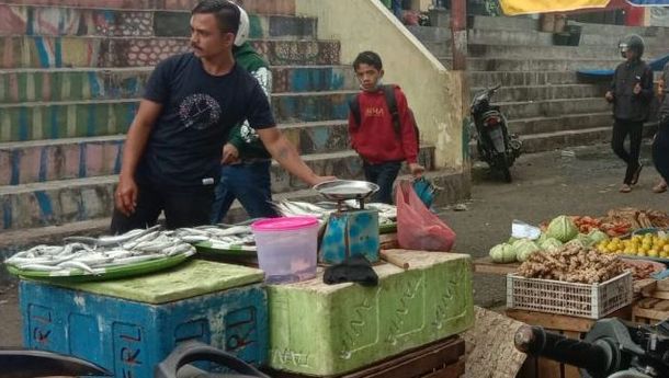 Kondisi Pasar Inpres Ruteng Kian Semrawut dan Kotor, Pedagang Kecewa