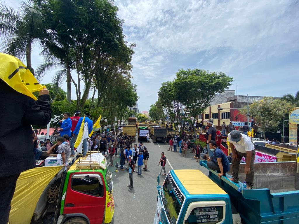 Demo Sopir Truk di depan Kantor Wali Kota Balikpapan menuntut penambahan solar subsidi, Rabu (30/3/2022)