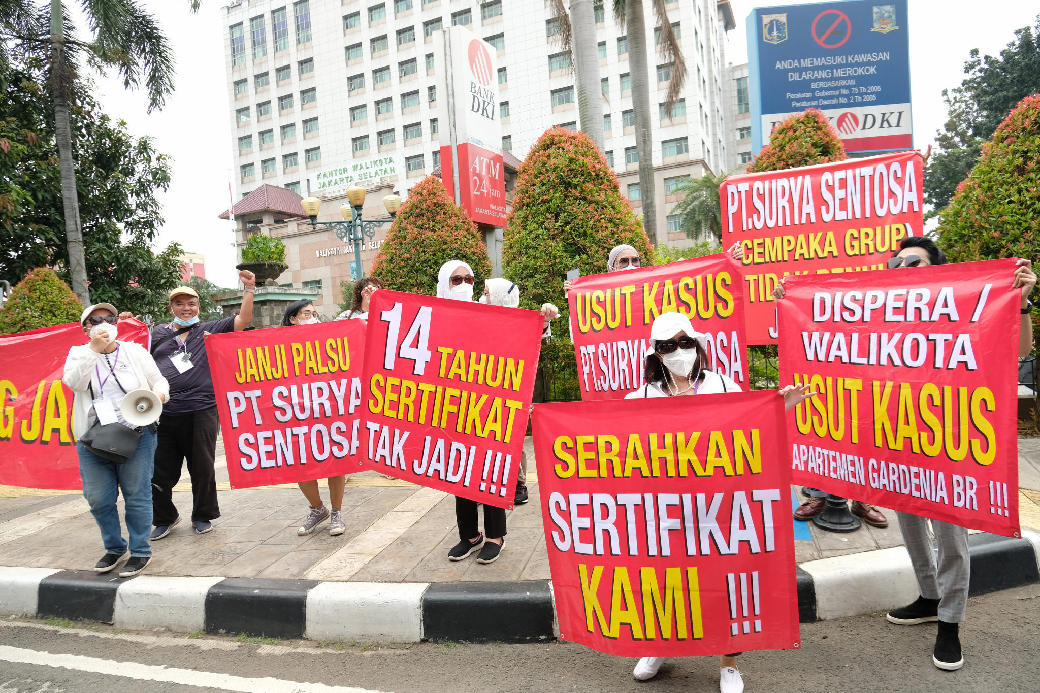Warga pembeli apartemen Gardenia Boulevard melakukan aksi unjuk rasa damai membawa spanduk berisi tuntutan mendatangi kantor Walikota Jakarta Selatan, Rabu, 30 Maret 2022. Foto: Ismail Pohan/TrenAsia
