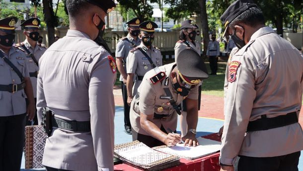 Pimpin Upacara Sertijab Sejumlah Perwira Polres Mabar, Kapolres Tekankan Laksanakan Amanah dengan Baik